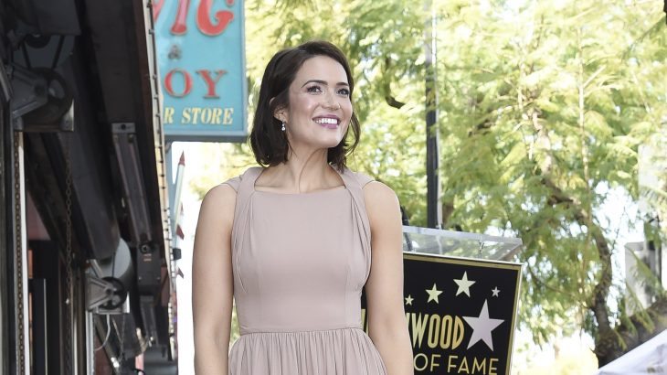 La actriz Mandy Moore en la entrega de la estrella en el Paseo de la Fama en Hollywood