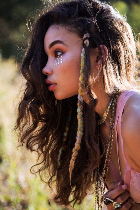 Chica de cabello castaño con rastas