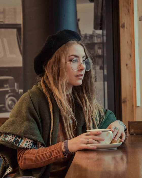 Chica rubia con rastas y boina