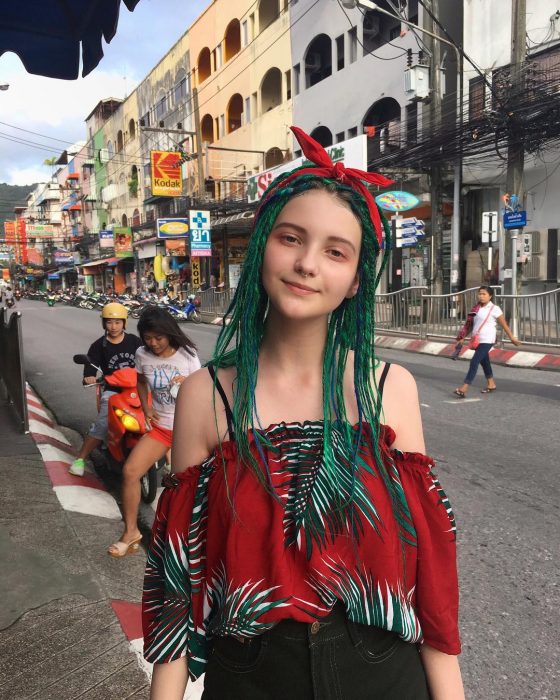 Chica con el cabello verde y rastas