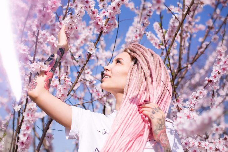 Chica con el cabello rosa y rastas