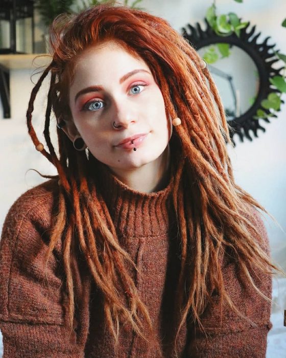 Chica pelirroja con rastas