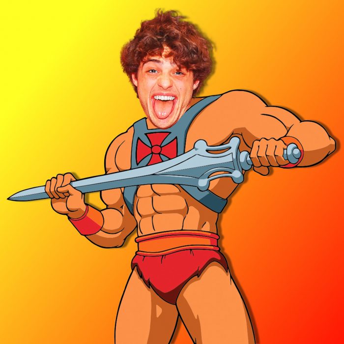 Montaje en animación del rostro del actor Noah Centineo sonriendo en el cuerpo musculoso del superhéroe He-Man