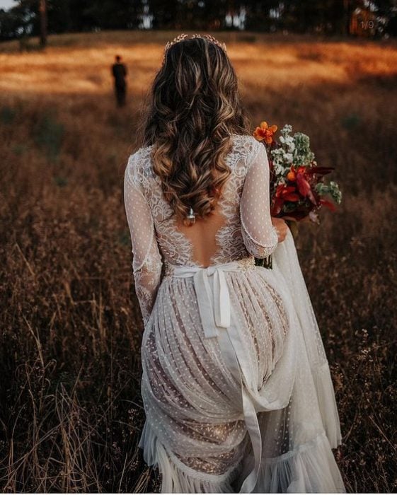 Mujer caminando por una vereda vestida de novia