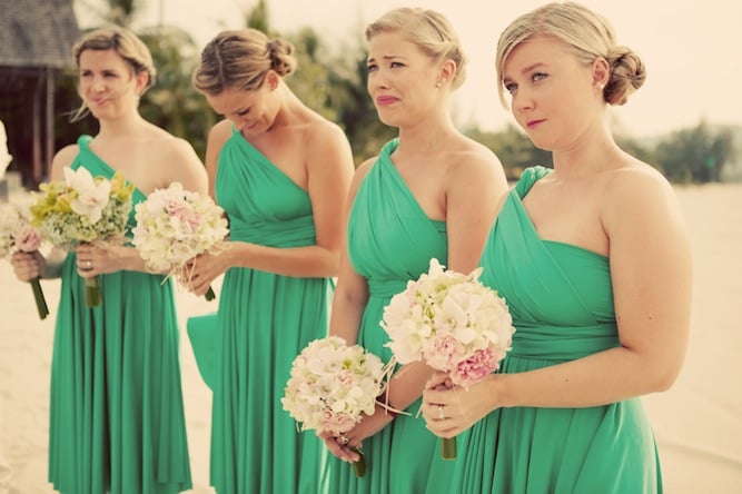Damas de novia vestidas de verde y llorando