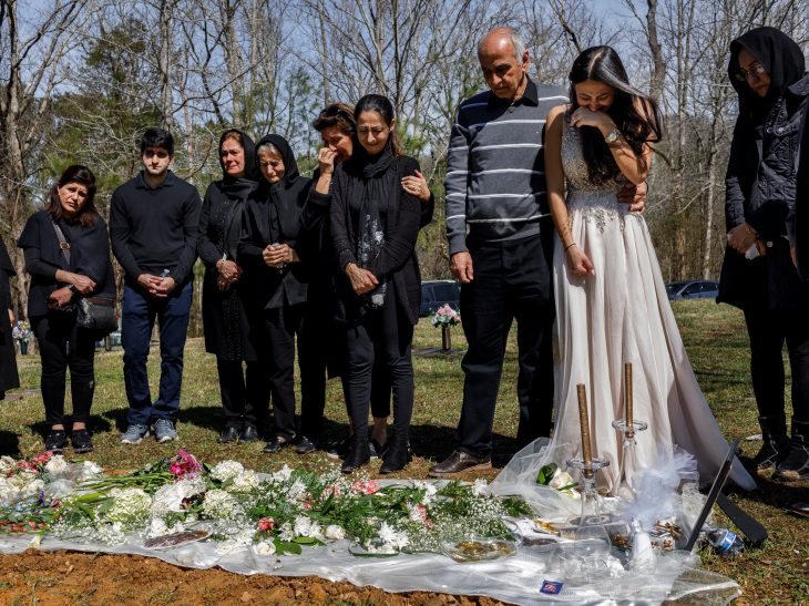 Mujer con su vestido de novia llorando en la tumba de su prometido