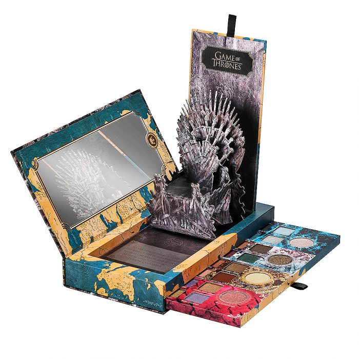 La paleta de sombras con el trono de hierro inspirada en la serie de Game of Thrones de la marca de maquillaje Urban Decay