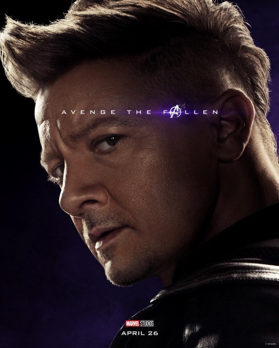 Hombre con cabello castaño, corto, mirando sobre su hombro, Ojo de Halcón, Jeremy Renner, Póster oficial de la película Avengers: Endgame