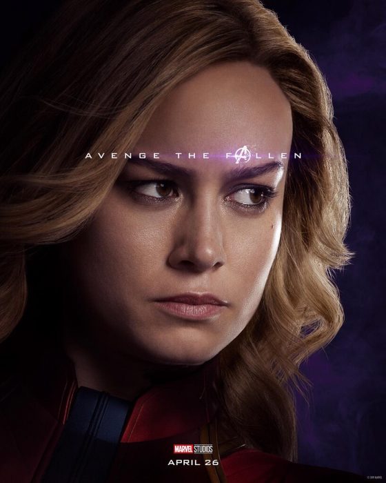 Chica con cabello rubio, posando de perfil hacia el lado derecho, Captain Marvel, Brie Larson, Póster oficial de la película Avengers: Endgame