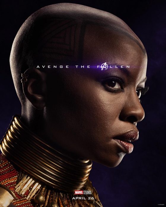 Chica con cabello a rapa. collar de aros dorados, posando de perfil, Okoye, Danai Gurira, Póster oficial de la película Avengers: Endgame