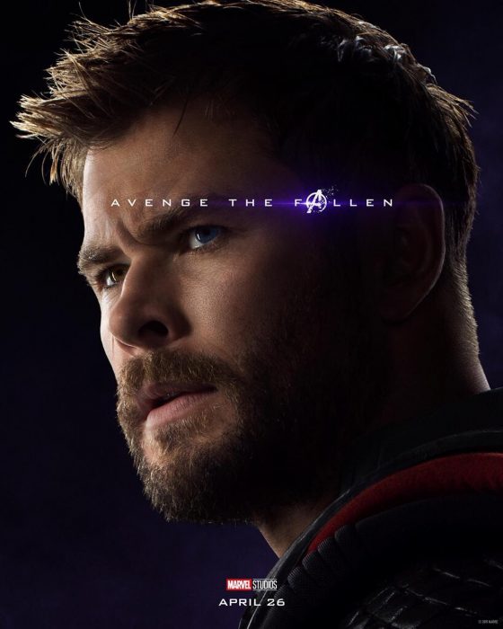 Hombre con barba abultada, mirando sobre su hombre, Thor, Chris Hemsworth, Póster oficial de la película Avengers: Endgame