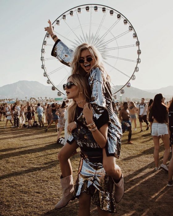 Chicas rubias en festival de música con vestidos de lentejuela