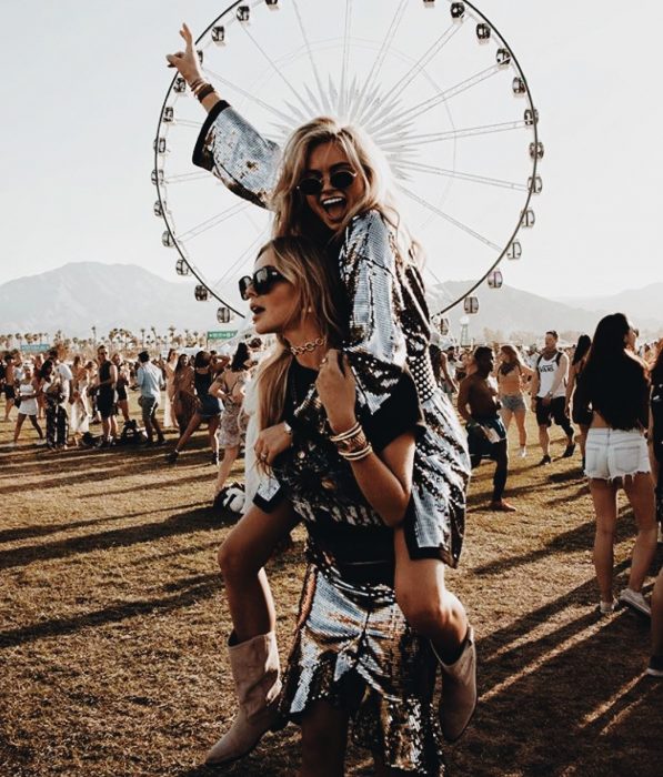 Chicas rubias en festival de música con vestidos de lentejuela