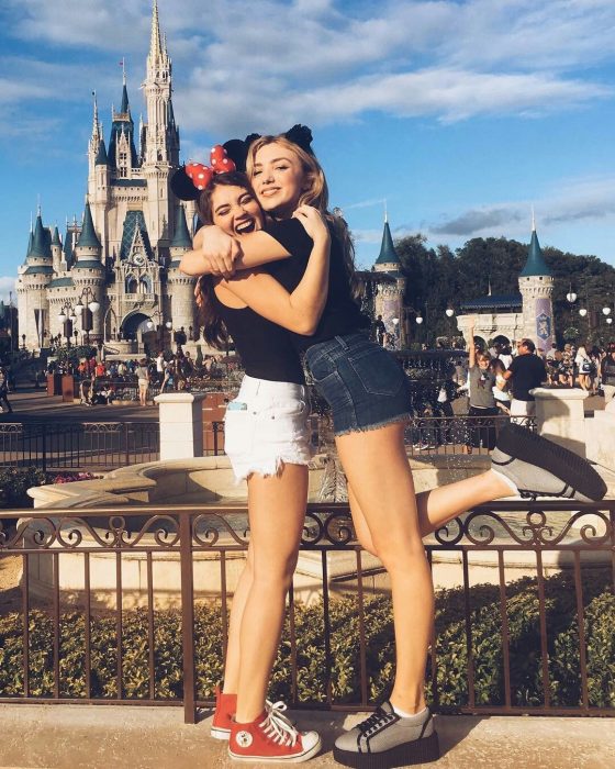 Mejores amigas agrazadas en Disneylandia con ropa que combina