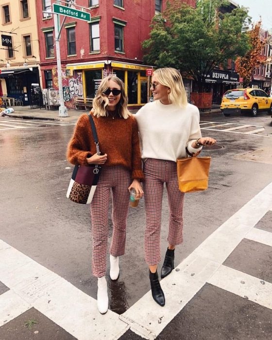 Chicas rubias caminando por la calle con ropa que combina