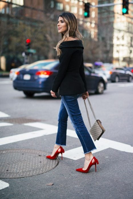Chica cruzando la calle con tacones rojos