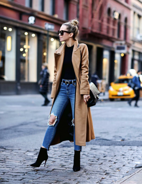 Mujer en la calle usando gabardina, jeans y tacones