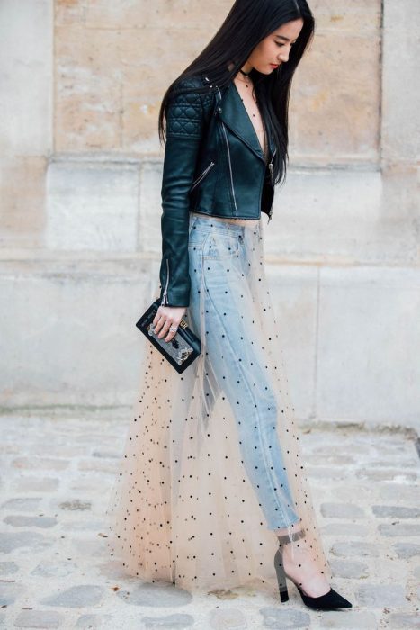 Chica de cabello negro con chaqueta de cuero, jeans, kimono de puntos y tacones columna