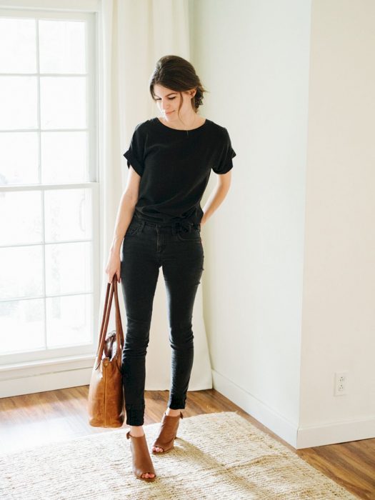 Mujer con atuendo negro, bolsa y calzado de color café