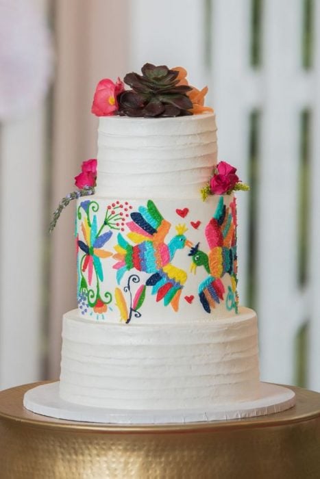 Pastel para boda de tres pisos decorado con betún en color blanco y detalles con efecto bordado de aves