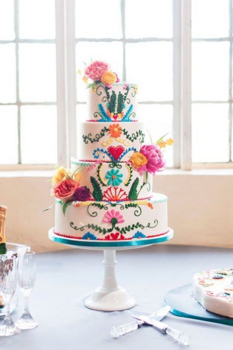 Pastel de tres pisos para boda, decorado con flores y detalles en efecto bordado, estilo mexicano