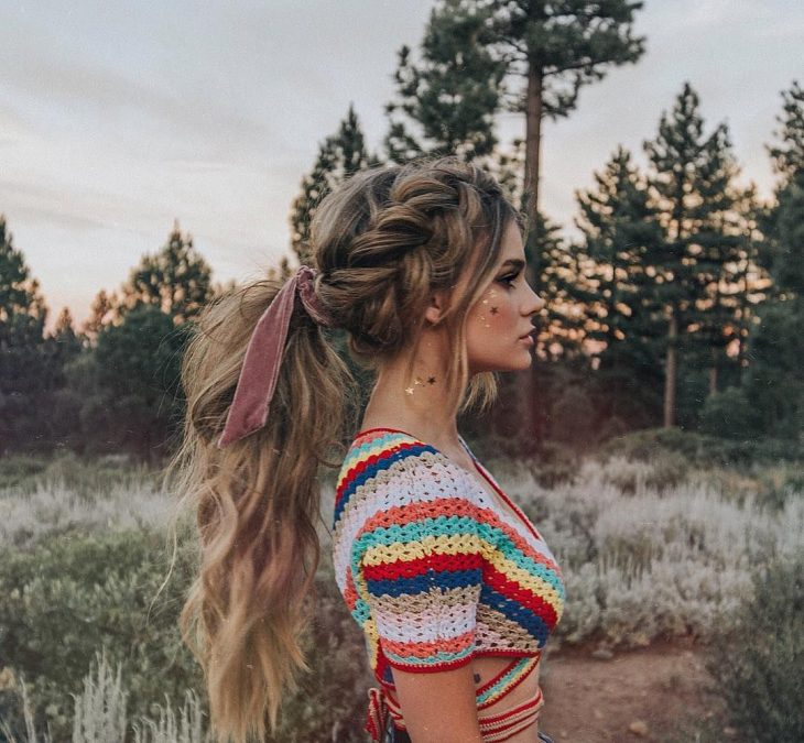 Chica rubia con coleta larga y trenza gruesa a un lado