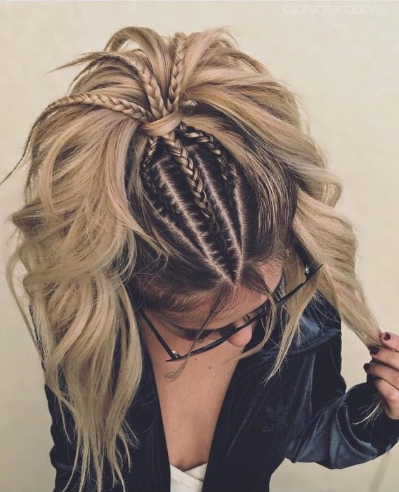 Chica rubia con trenzas pegadas al cráneo y media coleta