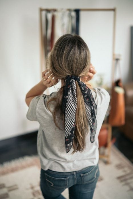 Chica usando una bandana en el cabello 