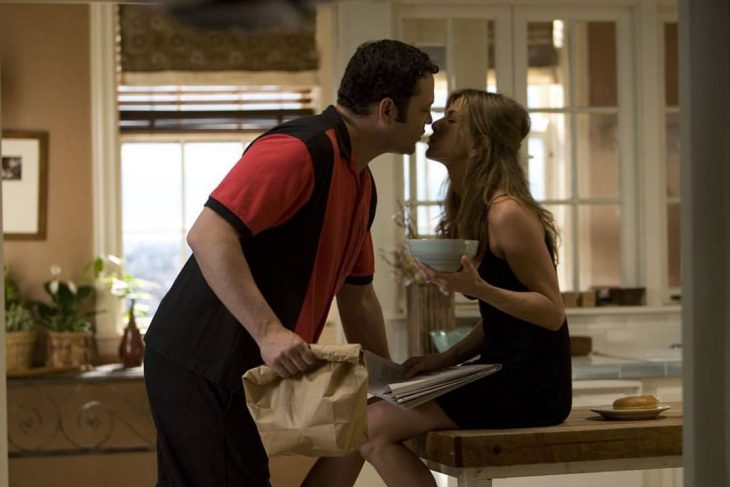 El actor Vince Vaughn dándole un beso a la actriz Jennifer Aniston para la cinta Viviendo con mi ex