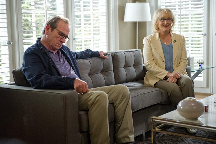 El actor Tommy Lee Jones y la actriz Meryl Streep, sentados en un sillón en terapia de pareja en la cinta ¿Qué voy a hacer con mi marido?