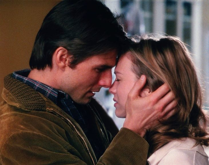 El actor Tom Cruise y la actriz Renée Zellweger muy cerca de uno del otro en la cinta Jerry Maguire