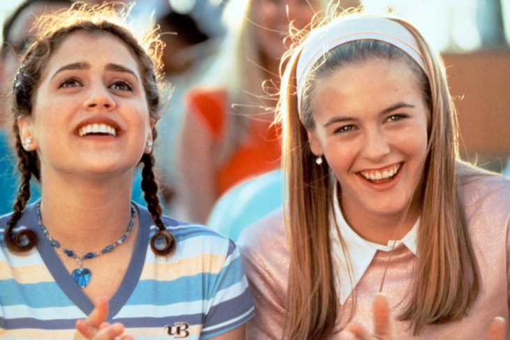 Escena de las dos actrices riendo Britanny Murphy y Alicia Silverstone