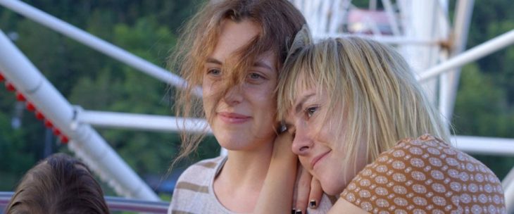 Escena con las actrices Riley Keough y Jena Malone