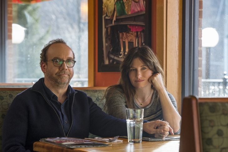 Escena de los actores Kathryn Hahn y Paul Giamatti sentados en una mesa de un restaurante en la cinta Vida Privada