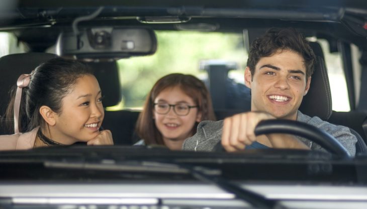 Escena en auto de la cinta A todos los chicos que me enamore con los actores Lana Condor y Noah Centineo