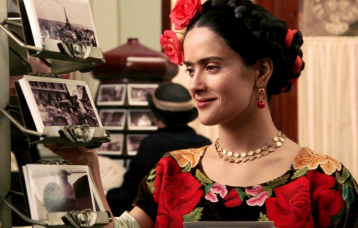 Escena de Salma Hayek apreciando un cuadro para la cinta Frida