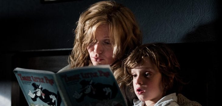 Escena con la actriz Essie Davis leyendole un libro al pequeño actor Noah Wiseman en la cinta The Babadook