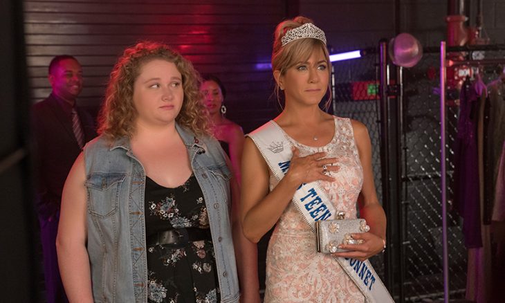 Escena donde la actriz Jennifer Aniston y su hija Danielle Mcdonald en un concurso de belleza en la cinta Dumplin