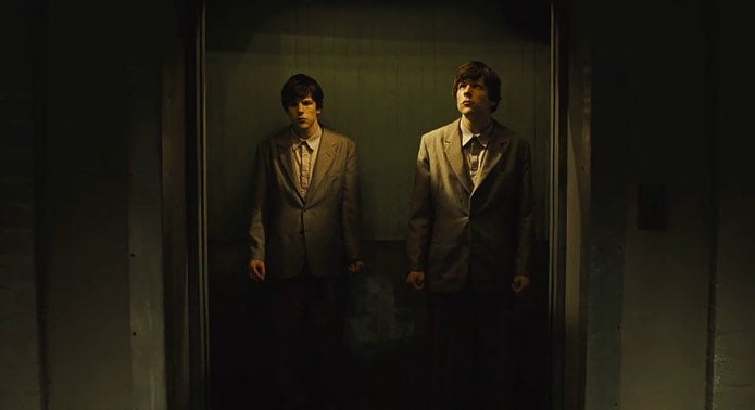 hombres idénticos dentro de un elevador 