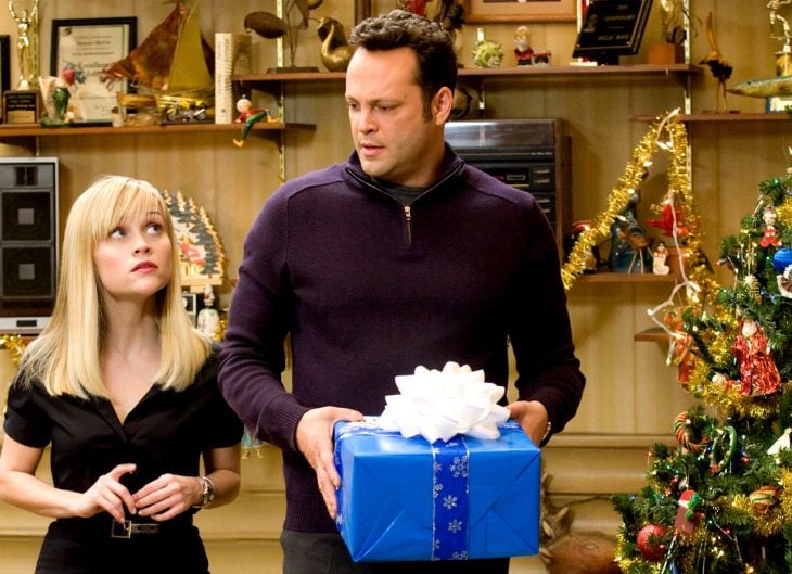 La actriz Reese Witherspoon y el actor Vince Vaughn con un regalo en la mano para la cinta Navidad sin suegros