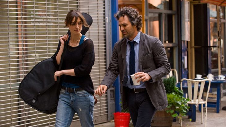 La actriz Keira Knightley con guitarra en mano y el actor Mark Ruffalo con café en mano paseando por Nueva York en la cinta de Empezar otra vez