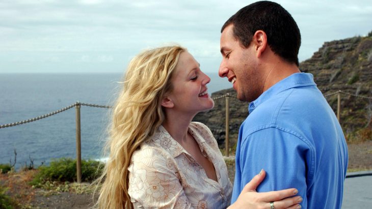 La actriz Drew Barrymore y el actor Adam Sandler abrazados en la cinta 50 primeras citas