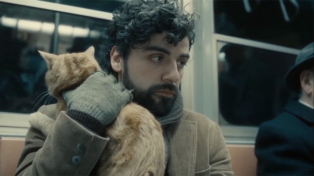 escena de la película Inside Llewyn Davis - hombre con barba va en el metro y sostiene un gato en brazos