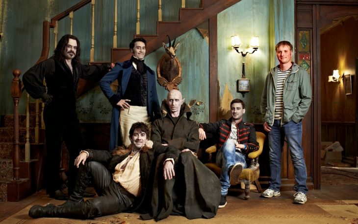 Escenas de las películas What We Do in the Shadows - vampiros posando bajo escaleras de madera