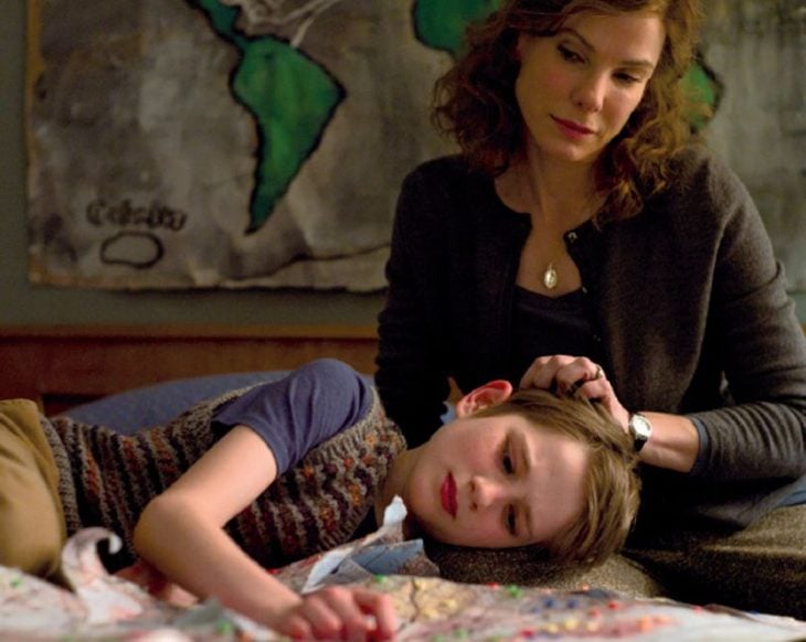 Sandra Bullock en escena de película Tan fuerte y tan cerca - mamá consolando a hijo pequeño que llora