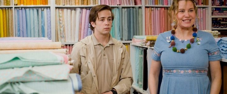 escena de la película Gentlemen Broncos - chico al lado de mujer madura adentro de una tienda de telas