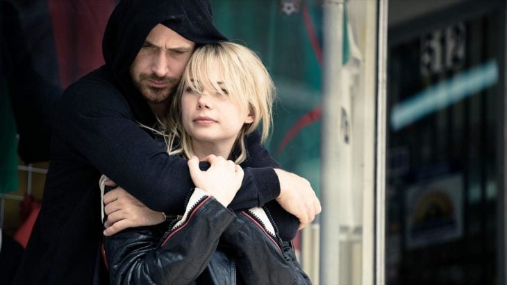 Ryan Gosling y Michelle Williams para la película Blue Valentine - hombre abrazando por los hombros a mujer rubia