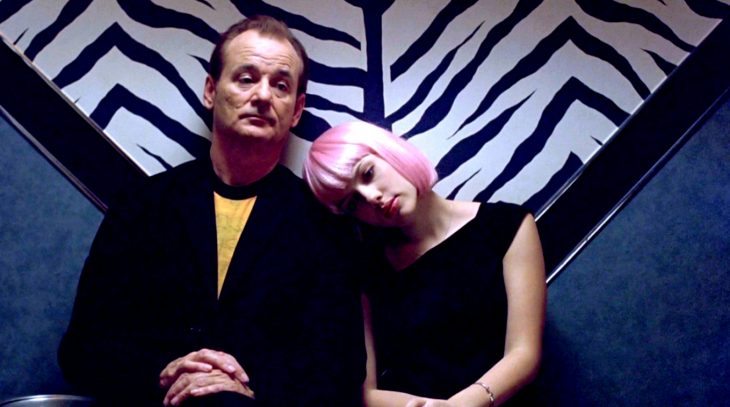 Bill Murray y la actriz Scarleth Johanson en Lost in Translation - hombre maduro sentado al lado de chica con peluca rosa