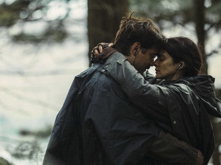 La cinta Lobster Joaquin Phoenix y Rachel Weisz - pareja abrazada en bosque