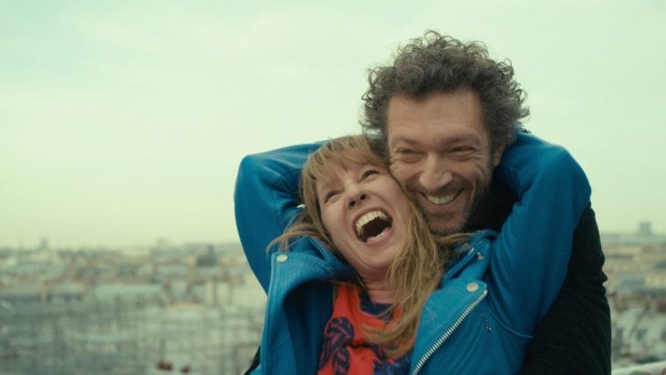 Vincent Cassel abrazando a actriz en película francesa Moi Roi, cinta francesa - pareja madura abrazándose y sonriendo